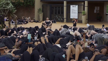 Centenas de mulheres deitam-se no chão para denunciar violência de género antes da cimeira do G20 na África do Sul 