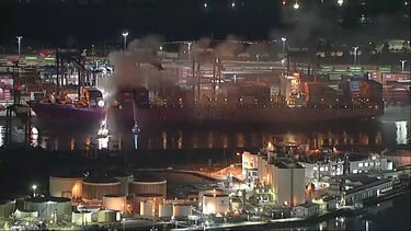 Mais de 100 bombeiros combatem incêndio em navio de contentores no porto de Los Angeles 