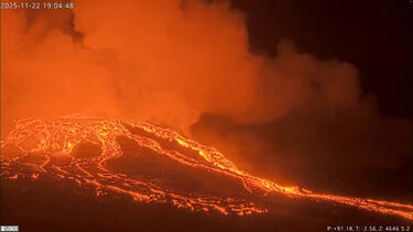 Fluxos de lava do vulcão Kīlauea iluminam o céu noturno no Havai 