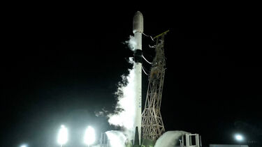 SpaceX lança 28 satélites Starlink a partir da Califórnia 