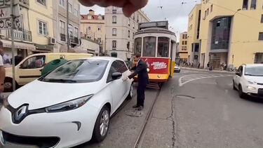 Deputado do Chega estaciona em cima da linha do elétrico na Praça do Martim Moniz