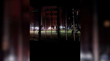 Pais ucranianos arranjam solução criativa para crianças jogarem futebol durante apagões 