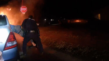 Polícias retiram homem de carro em chamas no Texas segundos antes de o veículo explodir 