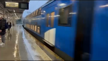 Pessoas amontoadas e portas que não fecham: milhares de passageiros sofrem com o caos nos transportes