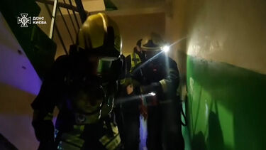 Bombeiros retiram moradores de edifício bombardeado em Kiev   