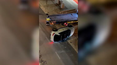 Carro capota totalmente após despistar-se em Camarate. Uma pessoa ficou ferida 