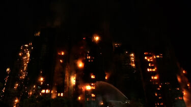 Incêndio de grandes dimensões consome arranha-céus em Hong Kong 