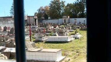 Cemitério vandalizado em Alhos Vedros com várias campas destruídas