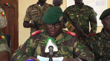 Militares da Guiné-Bissau afirmam ter assumido o controlo do país após destituição do presidente 