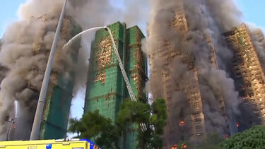 Dezenas de mortos e centenas de pessoas ainda desaparecidas em Hong Kong após incêndio em complexo residencial 