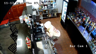 Homem tenta roubar bar de karaoke nos EUA mas encontra caixa registadora vazia 