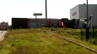 Camião tomba e derrama químico na saída da VRI para porto de Leixões