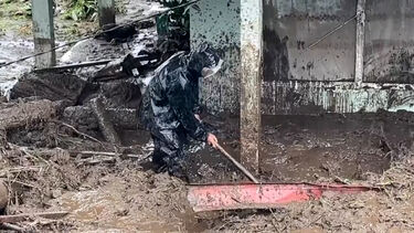 Cheias e deslizamentos de terra deixam dezenas de mortos e centenas de desalojados na Indonésia