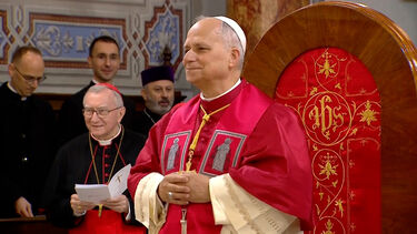 Papa Leão XIV aplaudido durante visita a catedral em Istambul  