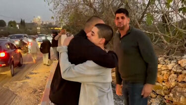 O momento emocionante em que adolescente americano libertado de prisão israelita se encontra com o pai 