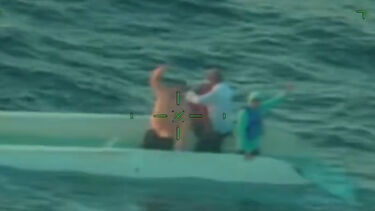 Homem de 90 anos e família resgatados após estarem 20 horas no mar no Golfo do México  