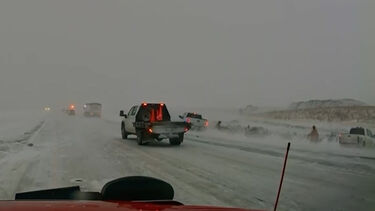 Dois bombeiros e um polícia escapam por pouco de carrinha descontrolada que circulava em estrada gelada nos EUA 