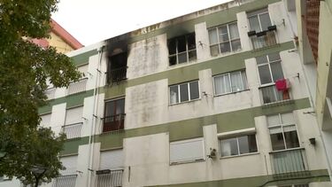 Um morto em incêndio em prédio na Amora