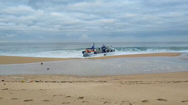 Barco com sete pescadores a bordo naufraga ao largo de Sines