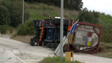 Camião cisterna com carga inflamável despista-se em Setúbal