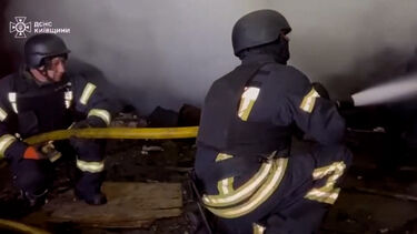 Kiev: bombeiros intervêm após ataques russos