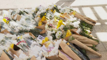 Residentes prestam homenagem às vítimas do incêndio em Hong Kong