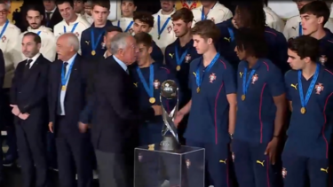 Marcelo cumprimenta campeões do mundo de sub-17 à chegada a Belém