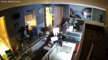 Imagens de videovigilância mostram ladrão encapuzado a assaltar padaria em Lousada