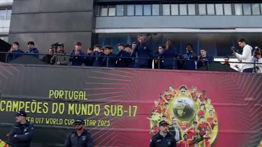 Seleção Nacional canta hino de Portugal à chegada após vencer Mundial de sub-17