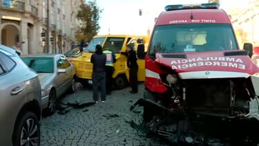 Colisão entre ambulância e carrinha de valores corta trânsito na Avenida dos Aliados no Porto