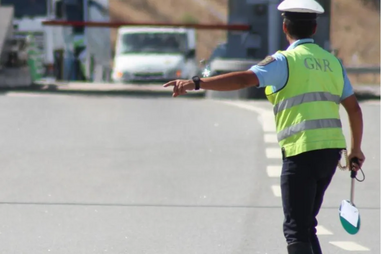 Condutor não obedeceu à ordem de paragem e acabou detido pela GNR
