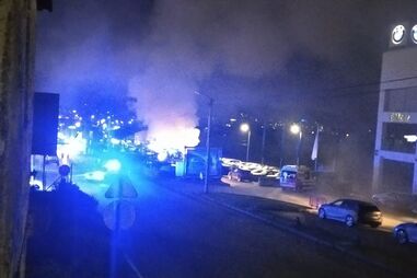 Incêndio em stand automóvel danifica 12 carros