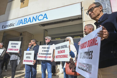 Clientes lesados do Eurobic/Abanca manifestam-se por transferências bancárias não autorizadas