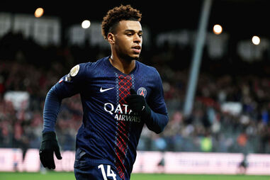 Désiré Doué, jogador do PSG, recebe o prémio Golden Boy em Génova, Itália