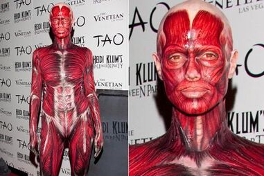 Heidi Klum toda ela músculo no Halloween de 2011