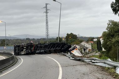 Despiste de camião provoca um ferido na A28 em Vila Nova de Cerveira