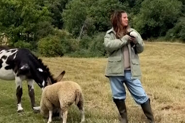 Os bastidores da sessão fotográfica de Millie Bobby Brown para a capa da Vogue britânica