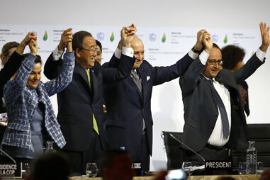 Líderes mundiais celebram acordo na COP21 de 2015, em Paris