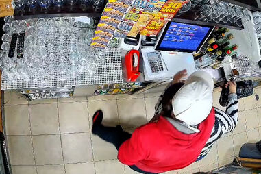 Imagens de videovigilância mostram homem a fazer 'mata-leão' a funcionária para assaltar café no Seixal