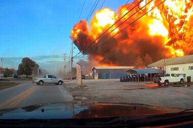 Condutor capta segundos de terror em que avião de carga se despenha e é ‘engolido’ por bola de fogo nos EUA 