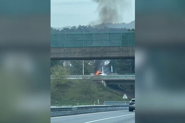 Carro deflagra em chamas num viaduto sobre a A4