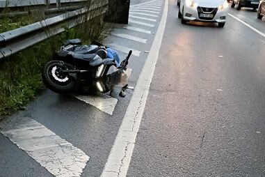 Motociclista sofre ferimentos ligeiros após despiste de moto na A1, em Gaia