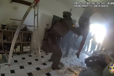 Ladrão tenta esconder-se em sótão e acaba por cair em cima de equipa da SWAT