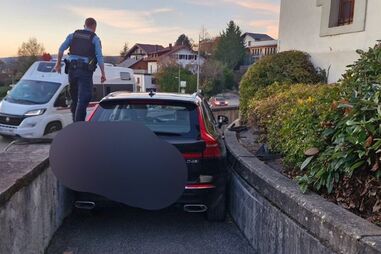 Condutor optimista ''entala'' SUV na rua