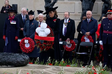 Kate Middleton deposita coroa de flores em memorial durante celebrações do Dia da Memória 