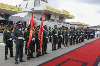 Dez mil convidados e 45 delegações estrangeiras assistem esta terça-feira, na Praça da República em Luanda, ao ato central das comemorações do 50.º aniversário da independência de Angola
