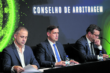 Duarte Gomes (esquerda) e Luciano Gonçalves (centro)