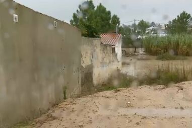 Equipa da CMTV mostra exterior da casa onde morreram idosos de 88 anos completamente alagado