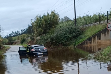 Carro ficou retido numa estrada submersa em Soure