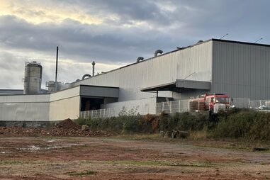 Incêndio deflagra em fábrica de mobiliário na zona industrial de Lordelo